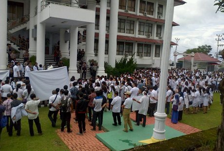 Tuntut dr Ayu Dibebaskan, Ratusan Dokter di Manado Unjuk Rasa Tuntut dr Ayu Dibebaskan, Ratusan Dokter di Manado Unjuk Rasa