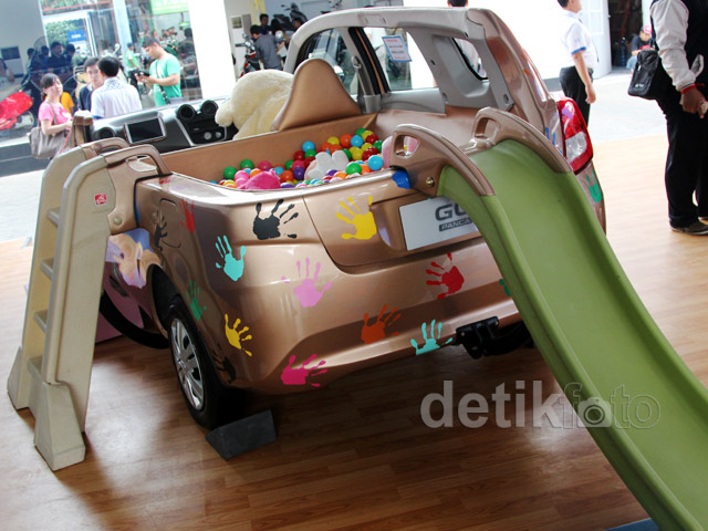 Mobil Jadi Mainan Anak