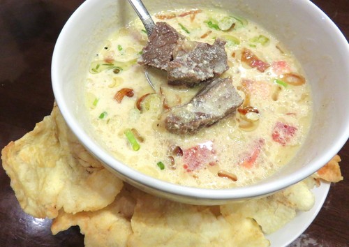 Jeroan dan Daging Sapi Berpadu Santan dalam Soto Betawi Jeroan dan Daging Sapi Berpadu Santan dalam Soto Betawi
