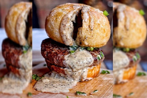 Tren Baru di New York, Bun Burger Isi Keju Leleh yang Meledak Saat Dipotong Tren Baru di New York, Bun Burger Isi Keju Leleh yang Meledak Saat Dipotong