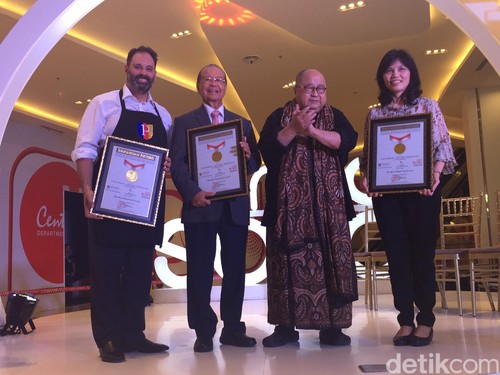 Penyalaan 99 Fruit Flambe Serentak Pecahkan Rekor MURI Penyalaan 99 Fruit Flambe Serentak Pecahkan Rekor MURI