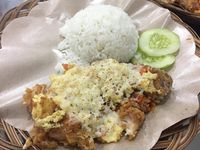 Huahh! Tersengat Pedasnya Ayam Geprek Berselimut Sambal Rawit Level 5