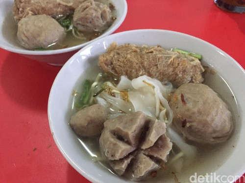 Bakso Gulung Bragi: Sedap Mantap! Bakso Gulung dengan Bakso Urat dan Daging yang Kenyal Gurih Bakso Gulung Bragi: Sedap Mantap! Bakso Gulung dengan Bakso Urat dan Daging yang Kenyal Gurih