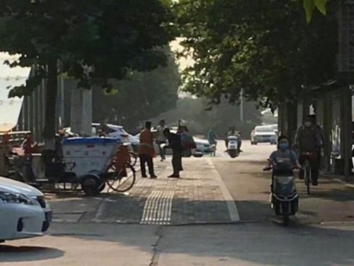 Mengharukan! Penyapu Jalan Ini Berbagi Sarapannya dengan Pemulung Tuna Netra Mengharukan! Penyapu Jalan Ini Berbagi Sarapannya dengan Pemulung Tuna Netra