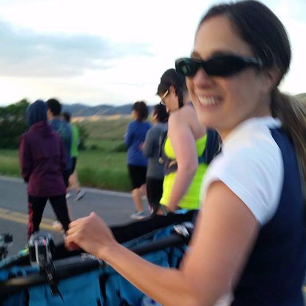 Wow, Ibu Ini Maraton Sambil Mendorong 3 Stroller Berisi Anaknya Sekaligus Wow, Ibu Ini Maraton Sambil Mendorong 3 Stroller Berisi Anaknya Sekaligus